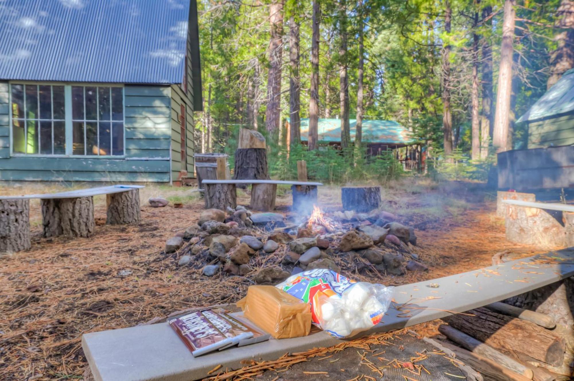 Spacious Classic Cabin Retreat- Near Lassen Mill Creek 외부 사진